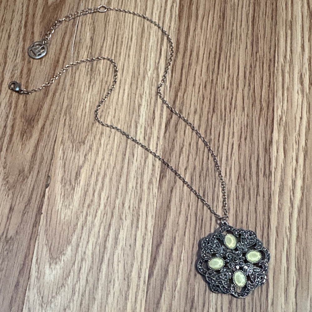 CROWN TRIFARI VINTAGE LIGHT GREEN RHINESTONE AND PAVE PENDANT 16-19" NECKLACE